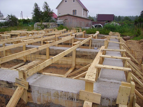 Как правильно подготовить фундамент для строительства загородного дома
